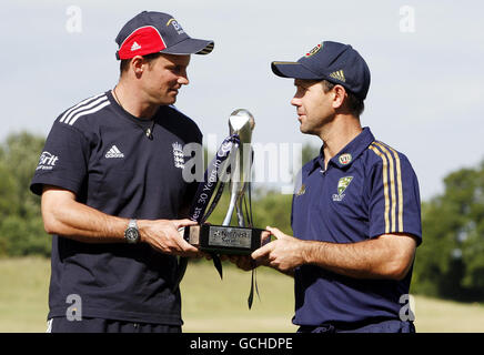 Le capitaine d'Angleterre Andrew Strauss avec le capitaine d'Australie Ricky Ponting (à droite) lors de la photo du trophée série NatWest au Botley Park Hotel, Southampton. Banque D'Images