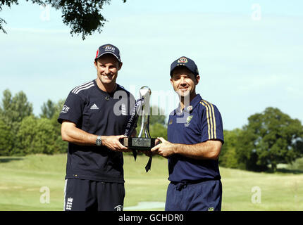 Le capitaine d'Angleterre Andrew Strauss avec le capitaine d'Australie Ricky Ponting (à droite) lors de la photo du trophée série NatWest au Botley Park Hotel, Southampton. Banque D'Images