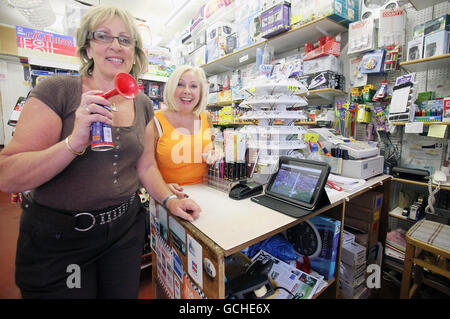 Deanne (à gauche) et Pauline (noms de famille non donnés) qui travaillent chez Foxs Stores, Pimlico, regardent le match de football de la coupe du monde Angleterre contre Slovénie sur un i-Pad. Banque D'Images