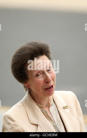 La Princesse Royale arrive au Royal Festival Hall, au South Bank Centre, dans le centre de Londres, pour assister à la cérémonie de convocation de la Bourse du 350e anniversaire de la Royal Society. Banque D'Images