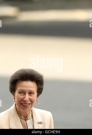 La Princesse Royale arrive au Royal Festival Hall, au South Bank Centre, dans le centre de Londres, pour assister à la cérémonie de convocation de la Bourse du 350e anniversaire de la Royal Society. Banque D'Images