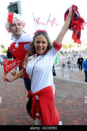 Les fans d'Angleterre se dirigent pour le match d'aujourd'hui contre la Slovénie à Port Elizabeth, Afrique du Sud. Banque D'Images