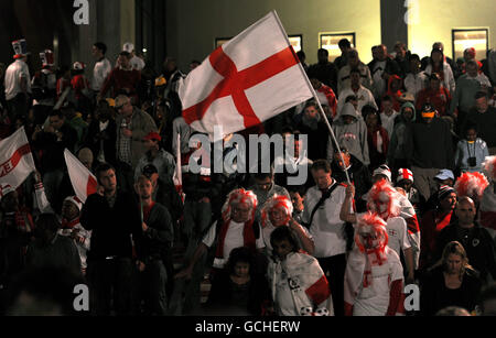 Les fans d'Angleterre quittent le stade Nelson Mandela Bay après le match de l'Angleterre contre la Slovénie à Port Elizabeth, en Afrique du Sud. Banque D'Images