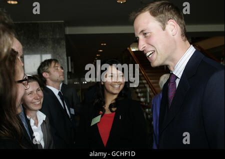 Le Prince William rencontre des invités après avoir reçu une bourse lors de la convocation du 350e anniversaire de la Société royale au Royal Festival Hall de Londres. Banque D'Images