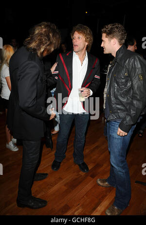 (De gauche à droite) Richie Sambora, Jon bon Jovi et Matthew Morrison sont les coulisses du magnifique défilé de mode White Trash à l'IndigO2 à Londres. Banque D'Images