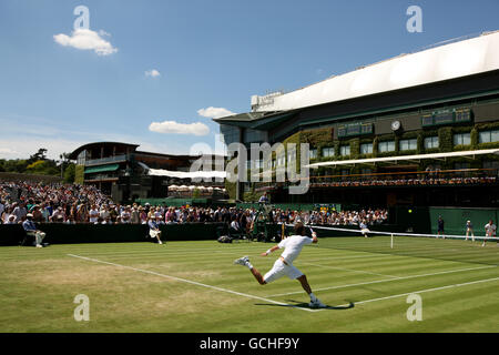 Tennis - Championnats de Wimbledon 2010 - deuxième jour - le club de tennis et de croquet de pelouse de toute l'Angleterre.Robin Haase des pays-Bas et James Blake des États-Unis en action Banque D'Images