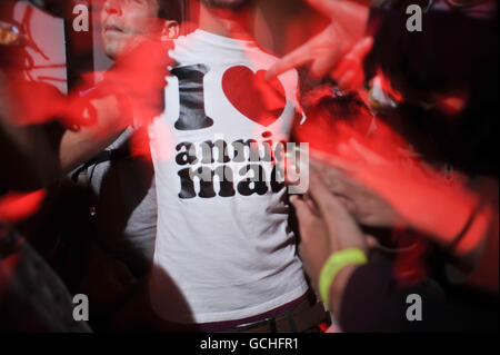 Un fêtard dans la foule porte un t-shirt « I love Annie Mac » pendant le concert de radio One DJ Annie Mac sur BBC radio One de la scène Hub à Shangrila au festival Glastonbury dans le Somerset. Banque D'Images