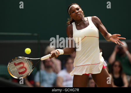 Serena Williams aux États-Unis dans son match contre Dominika Cibulkova en Slovaquie pendant le sixième jour des Championnats de Wimbledon 2010 au All England Lawn tennis Club, Wimbledon. Banque D'Images