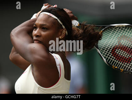 Serena Williams aux États-Unis dans son match contre Dominika Cibulkova en Slovaquie pendant le sixième jour des Championnats de Wimbledon 2010 au All England Lawn tennis Club, Wimbledon. Banque D'Images