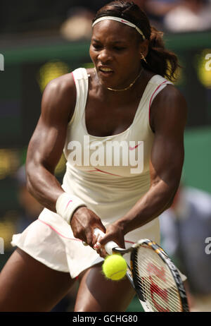 Serena Williams aux États-Unis dans son match contre Dominika Cibulkova en Slovaquie pendant le sixième jour des Championnats de Wimbledon 2010 au All England Lawn tennis Club, Wimbledon. Banque D'Images