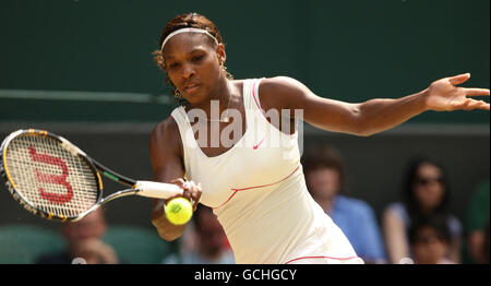 Serena Williams aux États-Unis dans son match contre Dominika Cibulkova en Slovaquie pendant le sixième jour des Championnats de Wimbledon 2010 au All England Lawn tennis Club, Wimbledon. Banque D'Images