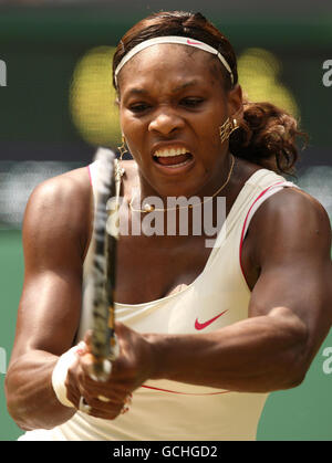 Serena Williams aux États-Unis dans son match contre Dominika Cibulkova en Slovaquie pendant le sixième jour des Championnats de Wimbledon 2010 au All England Lawn tennis Club, Wimbledon. Banque D'Images