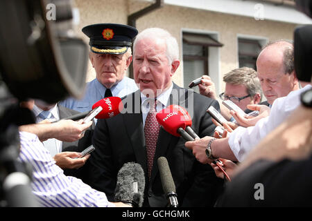 Le commissaire de Garda Fachtna Murphy s'adresse aux médias à l'extérieur de la gare de Ronanstown Garda à Clondalkin, Dublin, après la double fusillade de deux tracas, la nuit dernière, à Neilstown, dans l'ouest de Dublin. Banque D'Images