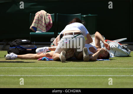 Jelena Jankovic, de Serbie, reçoit un traitement pendant son match contre celui de la Russie Vera Zvonareva Banque D'Images