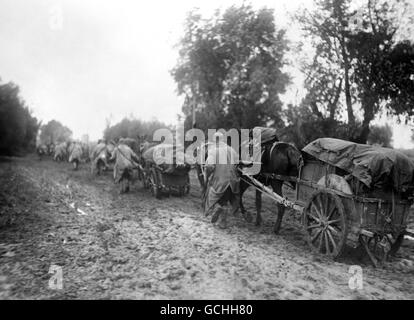 DES ARTISTES ALLEMANDS ESCORTENT UN CONVOI DE MITRAILLEUSES À TRAVERS LA BOUE D'UNE ROUTE SERBE. 1915. Banque D'Images