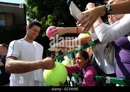 Novak Djokovic, de Serbie, signe des autographes alors qu'il quitte une séance d'entraînement pendant le huitième jour des Championnats de Wimbledon 2010 au All England Lawn tennis Club, Wimbledon. Banque D'Images