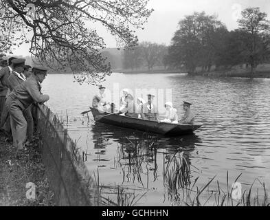 LES SOLDATS DE CONVALESCENCE ET LEURS INFIRMIÈRES SE DÉTENDENT SUR LE LAC DANS LE DOMAINE DE LA MAISON DE LONGLEAT, SIÈGE DE CAMPAGNE DU MARQUIS DE BATH, PENDANT LA PREMIÈRE GUERRE MONDIALE. 1916. Banque D'Images