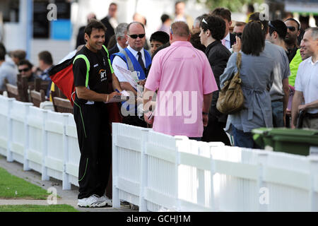 Cricket - Friends Provident Twenty20 - Middlesex v Surrey - Lord's. Mark Ramprakash de Surrey signe des autographes Banque D'Images