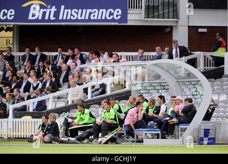 Cricket - Friends Provident Twenty20 - Middlesex v Surrey - Lord's. Surrey s'assoit dans leur pichet de dugout Banque D'Images