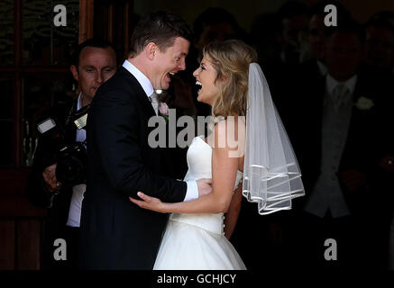 Brian O'Driscoll, capitaine irlandais de rugby, et Amy Huberman, actrice lors de leur mariage à l'église St Joseph d'Aughavas, Co Leitrim. Banque D'Images