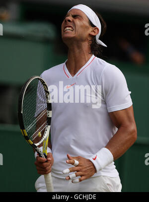 Rafael Nadal d'Espagne réagit contre Andy Murray en Grande-Bretagne lors du onzième jour des championnats de Wimbledon 2010 au All England Lawn tennis Club, Wimbledon. Banque D'Images