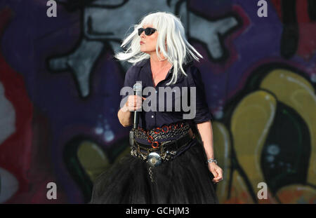 Debbie Harry de Blondie se produit sur scène au Hop Farm Festival, Paddock Wood, Kent. Banque D'Images