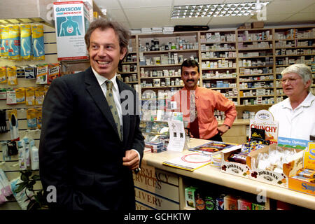 TONY BLAIR EN PHARMACIE Banque D'Images