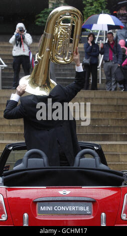 Royal Scottish National Orchestra (RSNO) le joueur principal de trombone Davur Juul Magnussen et le joueur principal de tube John Whitener se produit à partir d'un cabriolet Mini sur Buchanan Street à Glasgow en promotion. Banque D'Images