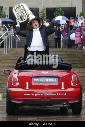 Royal Scottish National Orchestra (RSNO) le joueur principal de trombone Davur Juul Magnussen et le joueur principal de tube John Whitener se produit à partir d'un cabriolet Mini sur Buchanan Street à Glasgow en promotion. Banque D'Images