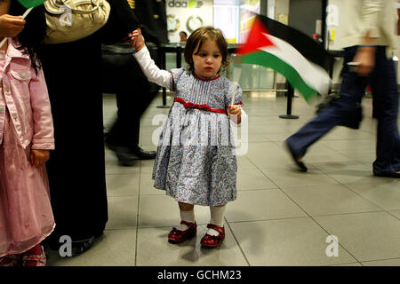 Maryah, âgée d'un an, fille d'Al Mahdi Al Harati - l'un des derniers activistes irlandais de la flottille à retourner en Irlande - attend avec sa famille et ses amis son arrivée à l'aéroport de Dublin. Banque D'Images