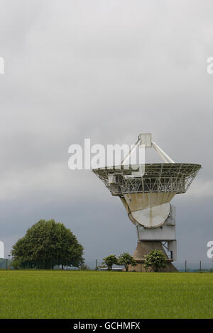 Plat de 25 mètres, vieux de 43 ans, à l'observatoire de Chilbolton près d'Andover, Hampshire. Banque D'Images