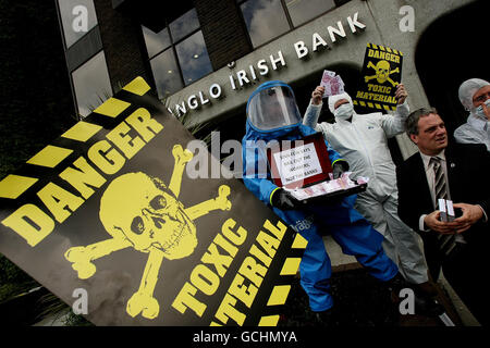 Les membres de Sinn Fein, y compris TD Aengus O Snodaigh (à droite), vêtus de costumes toxiques à l'extérieur des bureaux de l'Anglo Irish Bank sur St.Stephens Green, Dublin, deux rapports distincts sur la crise bancaire devraient être publiés aujourd'hui. Banque D'Images