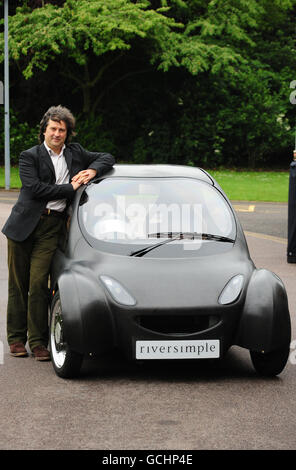 L'inventeur Hugo puissances possède un prototype de la voiture Riversimple à pile à hydrogène au de Montfort Hall de Leicester. Banque D'Images