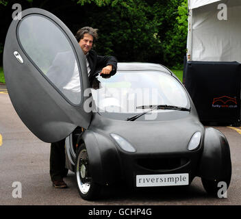 L'inventeur Hugo puissances possède un prototype de la voiture Riversimple à pile à hydrogène au de Montfort Hall de Leicester. Banque D'Images