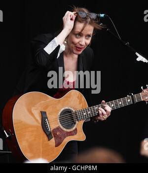 Suzanne Vega se produit sur la scène principale, au Festival de l'île de Wight, au parc Seaclose de Newport. Banque D'Images