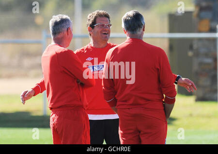 Le directeur de l'Angleterre Fabio Capello (au centre) avec l'entraîneur de gardien de but Ray Clemence (à droite) pendant la session d'entraînement au complexe sportif Royal Bafokeng, à Rutenburg, en Afrique du Sud. Banque D'Images