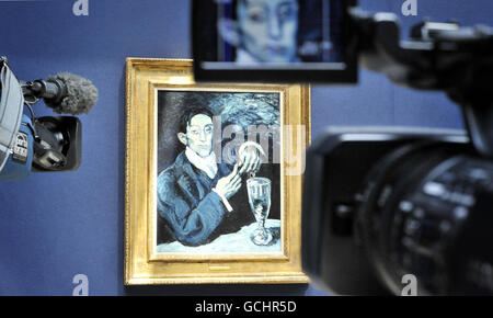 Les médias se préparent à filmer le portrait de Pablo Picasso d'Angel Fernandez de Soto, Ce qui est estimé à 30-40 millions et est offert par la Fondation Andrew Lloyd Webber, à Christie's à Londres, une partie de leurs chefs-d'œuvre à travers l'Ages exposition qui est ouverte au public jusqu'à jeudi et présente certains des points forts de la saison estivale des enchères. Banque D'Images