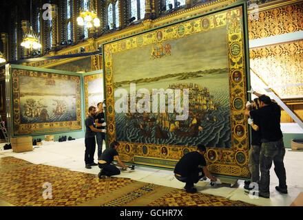 L'une des six peintures recréant les tapisseries de l'Armada, des toiles géantes dorées représentant la défaite de l'Armada espagnole, est incrustée dans le Palais de Westminster. Les peintures ont pris plus de deux ans pour terminer, les tapisseries originales accrochées dans la chambre de la Chambre des Lords pendant plus de 200 ans avant qu'elles n'aient péri dans l'incendie du Palais de 1834. Banque D'Images