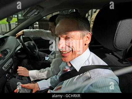 Fin Gael TD Richard Bruton est conduit par le sénateur Fine Gael Paschal Donoghue à Leinster House, avant une réunion de parti parlementaire crucial pour voter sur la bataille de leadership entre lui-même et Enda Kenny. Banque D'Images