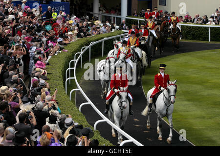 Courses hippiques - la Réunion royale d'Ascot 2010 - Ladies Day - troisième jour - Hippodrome d'Ascot.La procession royale arrive dans l'anneau de parade le jour des dames de la Réunion royale d'Ascot 2010 Banque D'Images