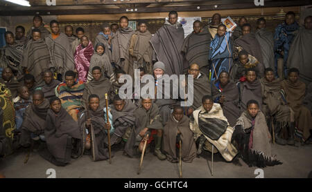 Prince Harry (au centre) habillé dans une couverture tribale traditionnelle avec des 'garçons de troupeau' lors d'une visite au Centre pour enfants Semongkong au Lesotho. Banque D'Images