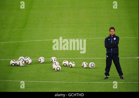 Fabio Capello, directeur de l'Angleterre, se penche sur la séance d'entraînement au stade Green point, au Cap, en Afrique du Sud. Banque D'Images