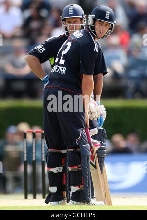 Cricket - One Day International - Écosse / Angleterre - The Grange.Craig Kieswetter (à droite) et Andrew Strauss, en Angleterre, lors de l'international One Day à la Grange, à Édimbourg. Banque D'Images