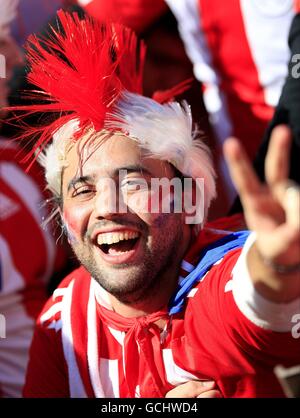 Football - coupe du monde de la FIFA 2010 Afrique du Sud - Groupe F - Slovaquie / Paraguay - Stade de l'État libre. Les fans du Paraguay applaudissent de leur côté dans les tribunes Banque D'Images