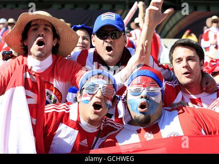 Football - coupe du monde de la FIFA 2010 Afrique du Sud - Groupe F - Slovaquie / Paraguay - Stade de l'État libre. Les fans du Paraguay applaudissent de leur côté dans les tribunes Banque D'Images