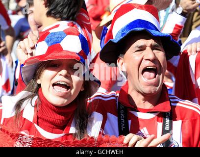 Football - coupe du monde de la FIFA 2010 Afrique du Sud - Groupe F - Slovaquie / Paraguay - Stade de l'État libre. Les fans du Paraguay applaudissent de leur côté dans les tribunes Banque D'Images