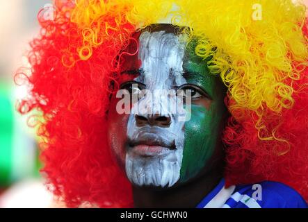 Football - coupe du monde de la FIFA 2010 Afrique du Sud - Groupe F - Italie / Nouvelle-Zélande - Stade Mbomela.Un fan italien montre son soutien dans les tribunes avec le drapeau italien peint sur son visage Banque D'Images