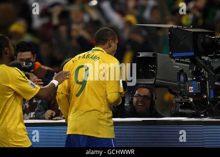 Au Brésil, Clemente Luis Fabiano célèbre le deuxième but de ses côtés du jeu Banque D'Images