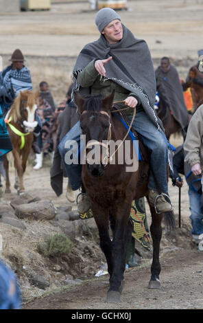 Le prince Harry, lors d'une visite à l'école de garçons de troupeau à Semongkong, au Lesotho, fait un cheval à travers le village accompagné du prince Seeiso du Lesotho. Banque D'Images