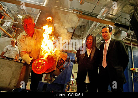 Thomas O' Reilly est surveillé par le concepteur (L-R) John Rocha et le directeur général de WWRD Pierre de Villemejane dans le nouveau centre Waterford Crystal du Mall à Waterford, en Irlande, qui a ouvert après un accord entre le propriétaire de la marque, WWRD Holdings Limited, et Waterford City Council. Banque D'Images